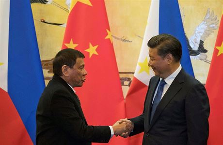 Filipínský prezident Rodrigo Duterte se svým ínským protjkem, prezidentem Si...