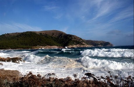 Rozbouené moe na Mallorce, ilustraní foto.