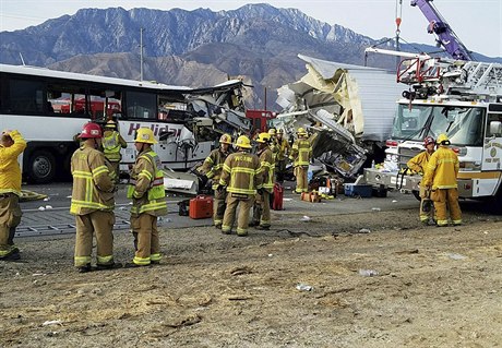 Zasahující hasii u havárie autobusu v americké Kalifornii