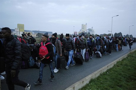 Migranti z bývalé dungle v Calais. (ilustraní foto)