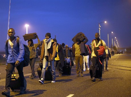 Migranti jsou evakuováni z dungle v Calais. Tábor má být zlikvidován.