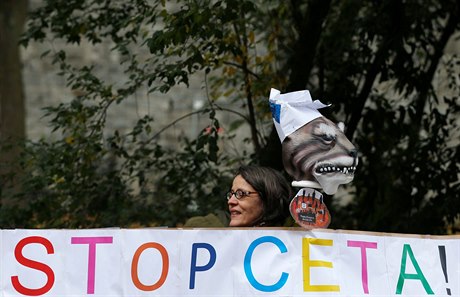 Stop CETA, znlo na cedulích bhem protestu proti podepsání dohody v Namuru.