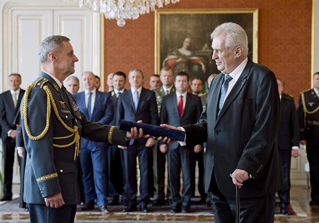 Prezident Milo Zeman (vpravo) jmenoval 28. íjna na Praském hrad do funkce...