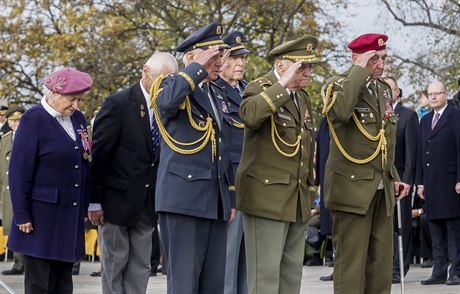 Veteráni bhem oslav 28. íjna na Vítkov