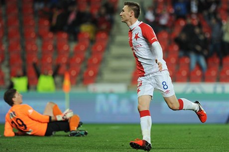 Jaromír Zmrhal ze Slavie se raduje z gólu.
