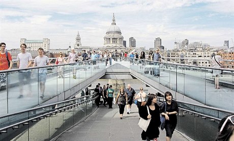 Lávka pro pí Millenium Bridge vede nad Temí od galerie Tate Modern ke...