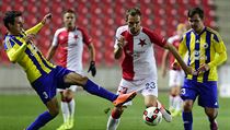 MOL Cupu SK Slavia Praha - FK Litomicko. Zleva Marek Faust z Litomicka a...