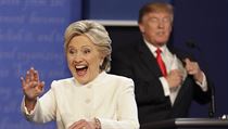 Hillary Clintonová zdraví své příznivce, Donald Trump si uklízí poznámky. | na serveru Lidovky.cz | aktuální zprávy
