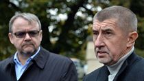 Zleva ministr dopravy Dan ok a ministr financ Andrej Babi mluvili s novini...