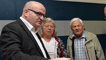 Jiří Brady (vpravo) s manželkou Terezou přiletěli do Prahy 23. října. Jeho... | na serveru Lidovky.cz | aktuální zprávy