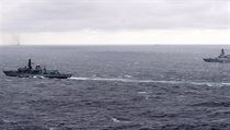 HMS Richmond a HMS Duncan monitoruj ruskou lo Admiral Kuzncov.