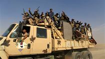 Vycvien bojovnci plnuj ofenzvu proti Islmskho sttu nedaleko Mosulu.