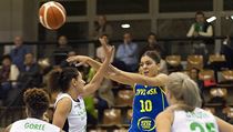 Players of CMB Cargo Uni Gyor of Hungary challenge Marta Xargay Casademont of... | na serveru Lidovky.cz | aktuální zprávy