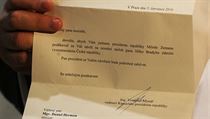 Ministr kultury Daniel Herman ukazuje dopis, kter obdrel v lt od kancle...