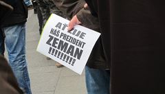 Lidé vyjadovali podporu prezidentovi Zemanovi i tímto transparentem.