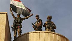 Irátí vojáci pi bojích o vesnice kolem msta Mosul
