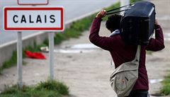 Migrant pijídjící do dungle francouzského Calais