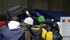 Migranti jsou evakuováni z dungle v Calais. Tábor má být zlikvidován.