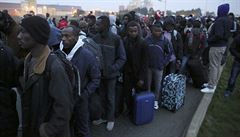 Migranti jsou evakuováni z dungle v Calais. Tábor má být zlikvidován.