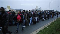 Migranti z bývalé dungle v Calais. (ilustraní foto)
