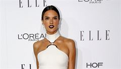 Brazilská modelka Ambrosiová  pózuje na 23. výroním pedávání cen ELLE Women v...