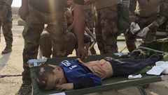 Vojáci poskytují první pomoc chlapci, který se zranil bhem stetu mezi...