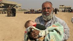 Mu zachrauje dít bhem váleného konfliktu nedaleko Mosulu.