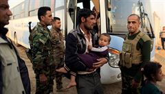 Mu nese svoje dít po píjezdu do tábora východn od Mosulu.