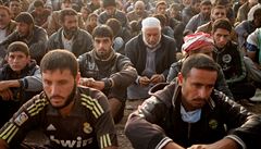 Pesunutí civilisté sedí v táboe u Mosulu.