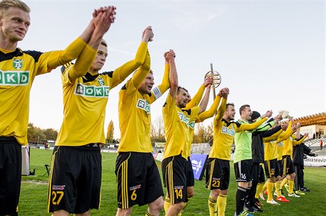 Karvintí fotbalisté slaví vítzství nad Hradcem.