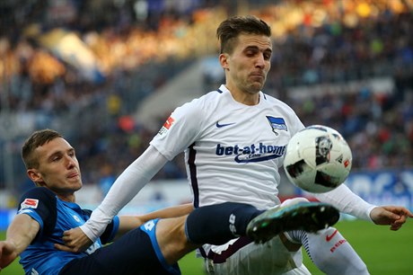 Hoffenheim vs. Herta Berlín, Pavel Kadeábek bojuje o mí.