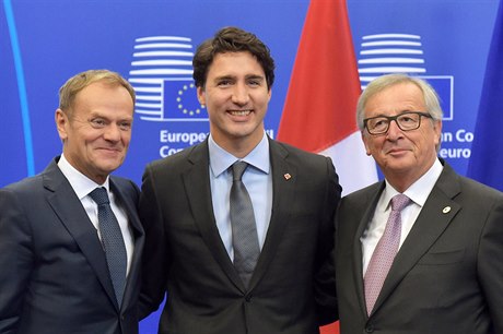 Kanadský premiér Justin Trudeau a pedstavitelé Evropské unie Donald Tusk a...