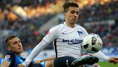 Hoffenheim vs. Herta Berlín, Pavel Kadeábek bojuje o mí.