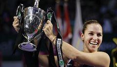 Slovenská tenistka Dominika Cibulková se raduje z poháru.