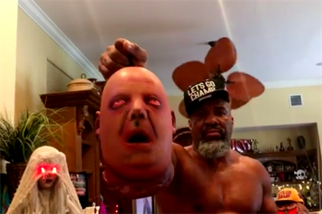 Shannon Briggs provokuje Lucase Browneho bhem Halloweenu.