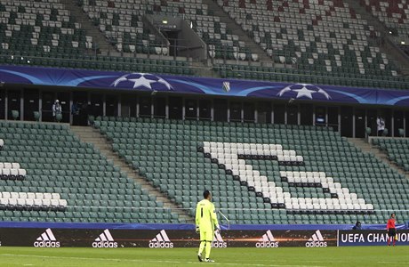 Branká Realu Madrid Keylor Navas ped prázdnými tribunami.