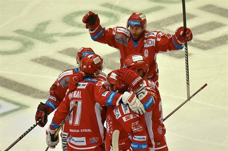 HC Energie Karlovy Vary - HC Ocelái Tinec. Hosté se radují z prvního gólu.