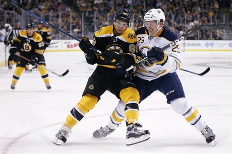 Jake Cabe a David Pastrák v zápase Boston Bruins vs Buffalo Sabres