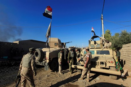 Irácké jednotky na pedmstí Mosulu.