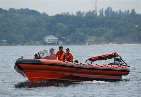 Indonétí záchranái prohledávají místo, kde se potopila peplnná lo.