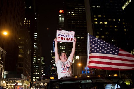 Podporovatel Trumpa v limuzín s nápisem hlásajícím Tichá vtina je s...