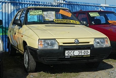 Prodat ojeté auto bude od nového roku t잚í. Díky ekologickému poplatku se sníí zájem o staré vozy.