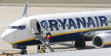 Letadlo nízkonákladových aerolinek Ryanair  ilustraní foto