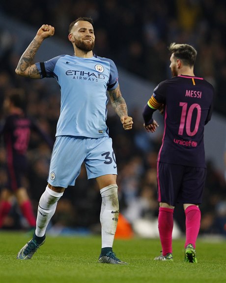Nicolas Otamendi z Manchesteru City slaví, Lionel Messi z Barcelony smutní.