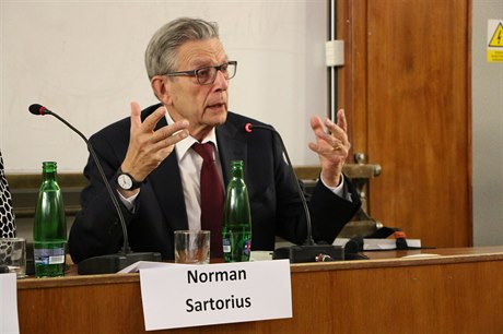 Profesor Norman Sartorius na praské konferenci s názvem Beyond Stigma