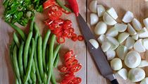 Kulat alotky, chilli papriky a fazolky - zkladn suroviny pro piccalilli