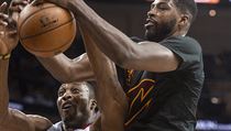 Dwight Howard (8) z Atlanty a Tristan Thompson z Clevelandu v souboji o míč. | na serveru Lidovky.cz | aktuální zprávy