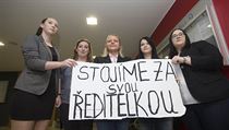 Studentky zdravotnické školy přišly 2. listopadu podpořit ředitelku v zákazu... | na serveru Lidovky.cz | aktuální zprávy