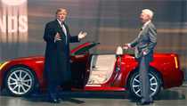 Donald Trump pi pedstaven novho modelu vozu Cadillac v roce 2006.