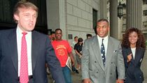 Donald Trump v roce 1988 po boku boxerskho ampiona Mika Tysona, kterho asto...